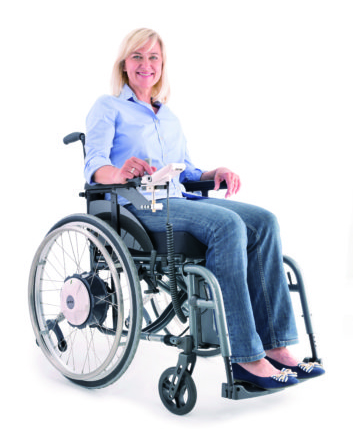 Frau im Rollstuhl mit Radnabenantrieb
